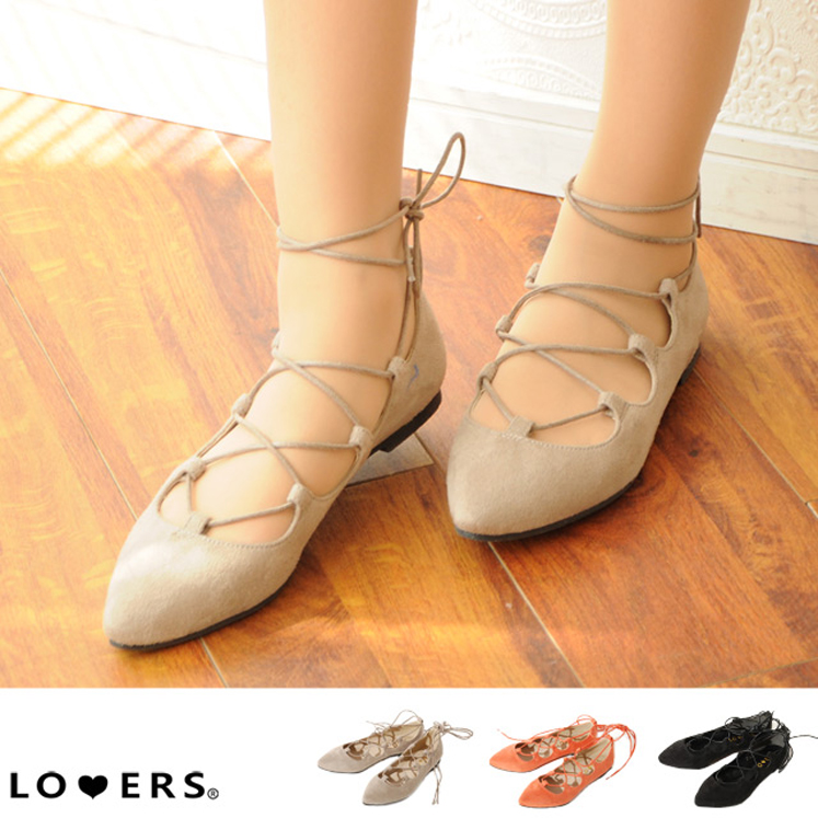 フラットタイプの編み上げレースアップシューズ