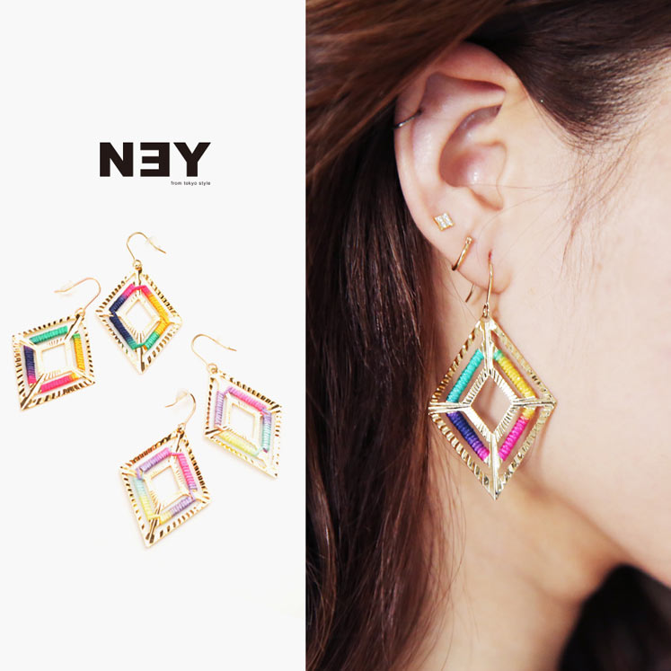 グラデカラーダイヤ型ピアス