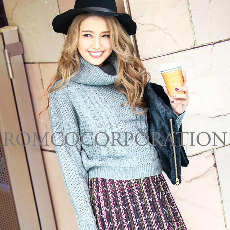 ケーブル編みオフタートルニット